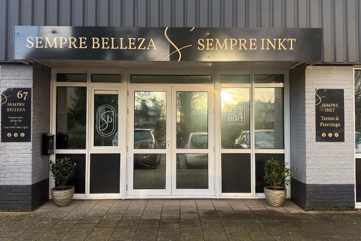 De gevel met Sempre Belleza en Sempre Inkt naast elkaar