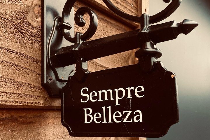 Het houten uithangbord van Sempre Belleza