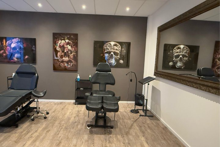 De tatoeagestudio met de schilderijen aan de wand